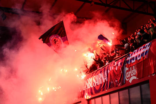 Helsingborgs supportar med bengaler