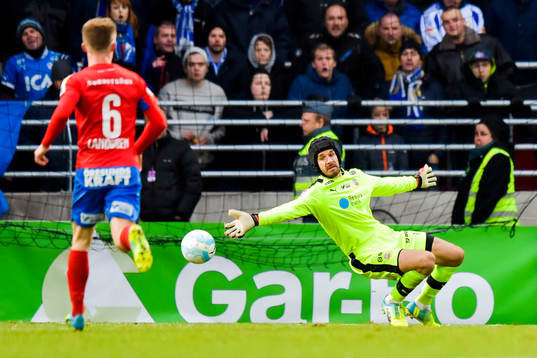 Helsingborgs målvakt Matt Pyzdrowski räddar skott