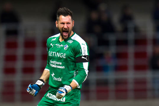 Halmstads målvakt Stojan Lukic jublar