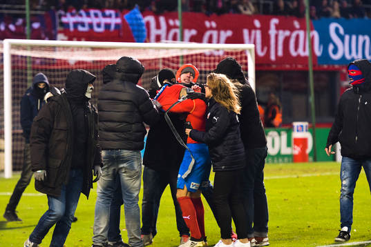 Supportrar rycker i Helsingborgs Jordan Larsson