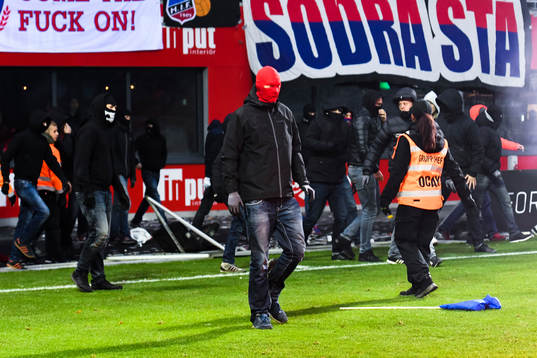 Supportrar går in på planen