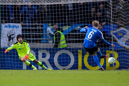 Halmstads Marcus Mathisen gör 1-1 på straff bakom