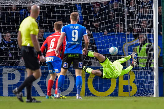 Halmstads Marcus Mathisen gör 1-2 bakom Helsingborgs