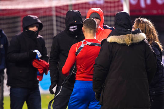 Supporter sliter av tröjan på Helsingborgs Jordan Larsson