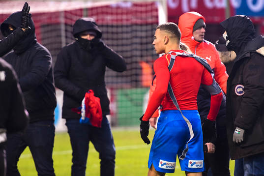 Supporter sliter av tröjan på Helsingborgs Jordan Larsson