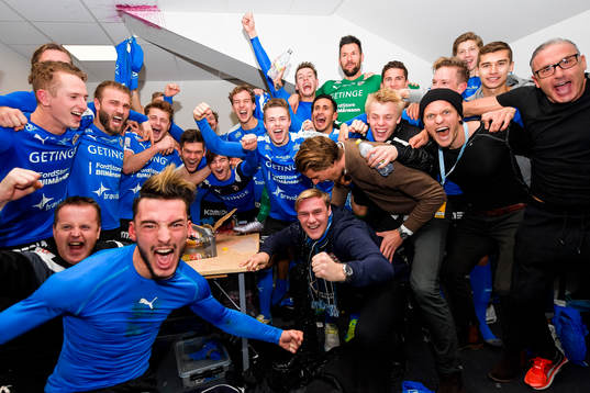 Halmstads spelare och ledare jublar i omklädningsrummet