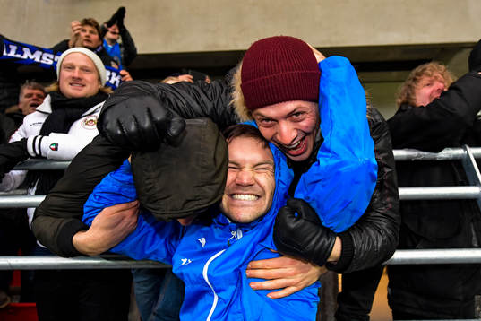 Halmstads Ivo Pekalski  ledare jublar med supportrar