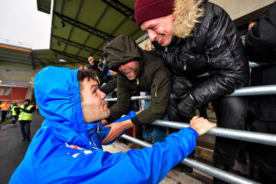 Halmstads Ivo Pekalski  jublar med supportrar