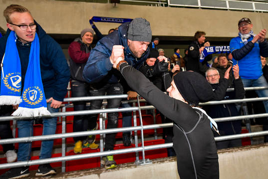 Halmstads spelare jublar med supportrar