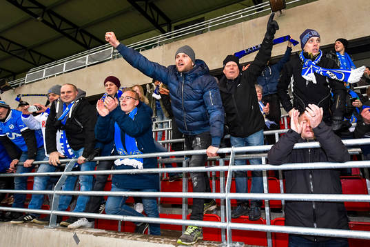 Halmstads spelare jublar med supportrar