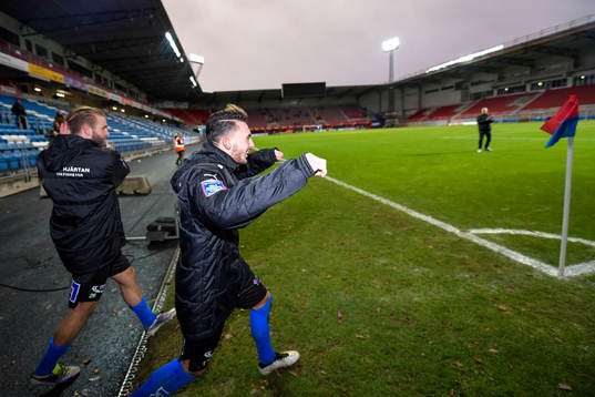 Halmstads Sead Haksabanovic  jublar med supportrar