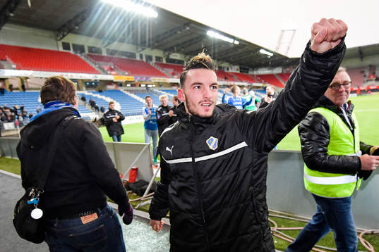 Halmstads Sead Haksabanovic  jublar med supportrar