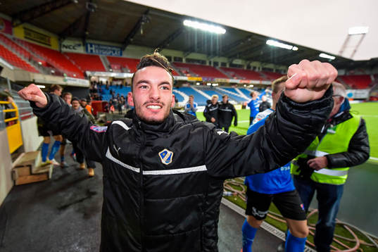 Halmstads Sead Haksabanovic  jublar med supportrar