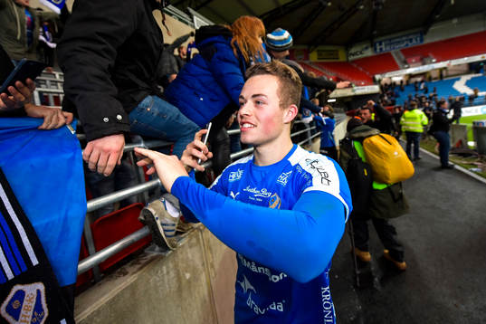 Halmstads Gabriel Gudmundsson jublar med supportrar