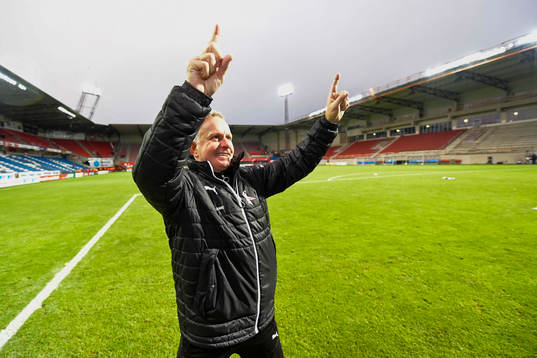 Halmstads tränare Jan Jönsson  jublar med supportrar