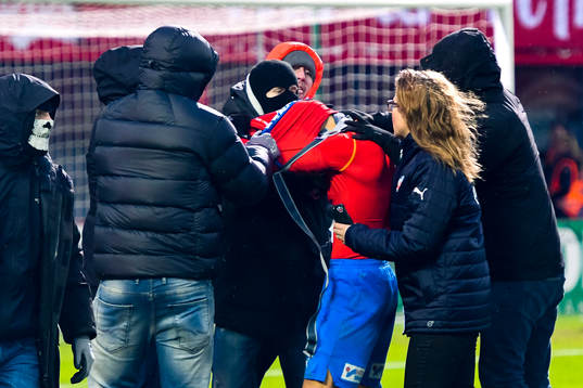 Helsingborgs Jordan Larsson blir attackerad av supportrar