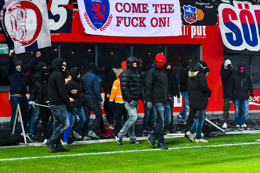 Helsingborgs Jordan Larsson blir attackerad av supportrar