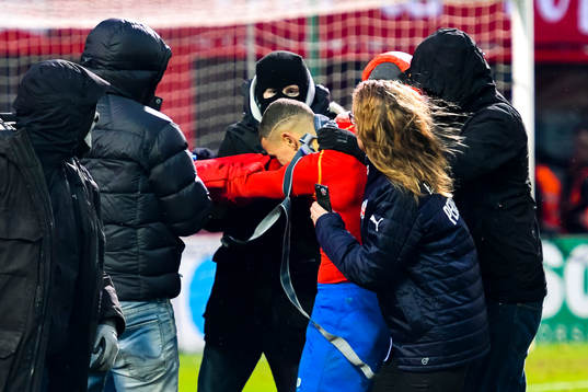 Helsingborgs Jordan Larsson blir attackerad av supportrar