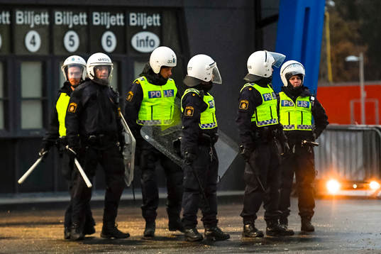 Pois och ordningsvakter utanför arenan