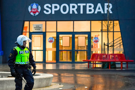 Pois och ordningsvakter utanför arenan
