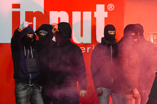 Supportrar stormar planen
