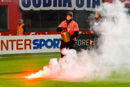 Supportrar kastar in bengaler  på planen