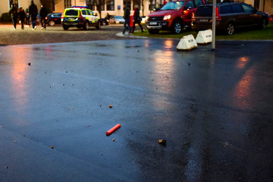 Stenar och träbitar som kastats utanför arenan