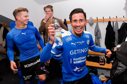 Halmstads Simon Silverholt och Antonio Rojas jublar i