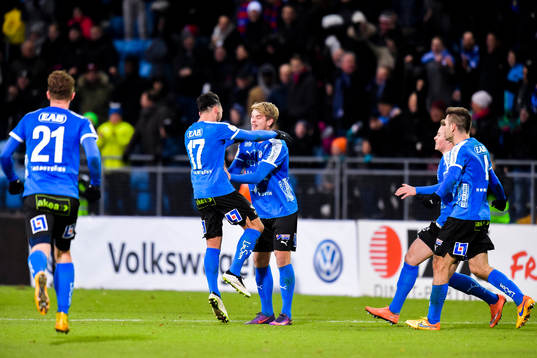 Halmstads Sead Haksabanovic  och Marcus Mathisen jublar