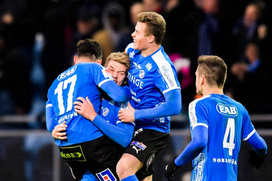 Halmstads Sead Haksabanovic  och Marcus Mathisen jublar