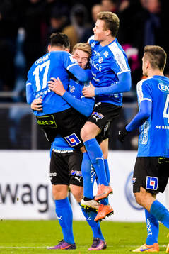 Halmstads Sead Haksabanovic  och Marcus Mathisen jublar