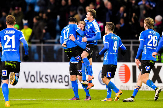 Halmstads Sead Haksabanovic  och Marcus Mathisen jublar
