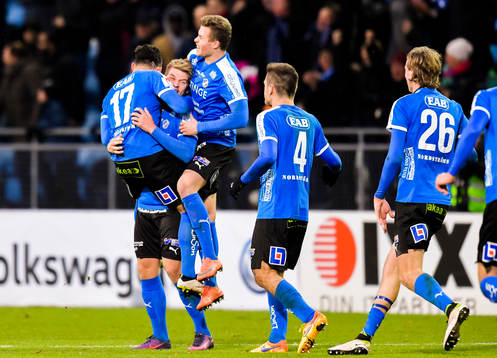 Halmstads Sead Haksabanovic  och Marcus Mathisen jublar