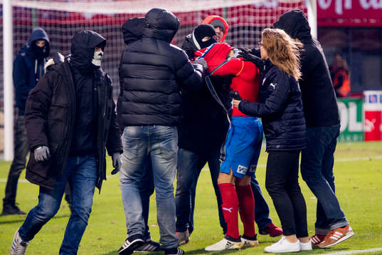 Maskerade supportrar sliter tröjan av Helsingborgs Jordan