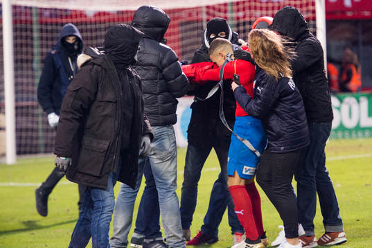 Maskerade supportrar sliter tröjan av Helsingborgs Jordan