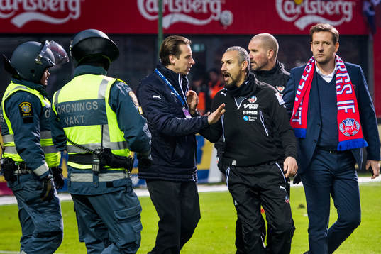 Helsingborgs säkerhetschef Frederik Ericsson motar bort