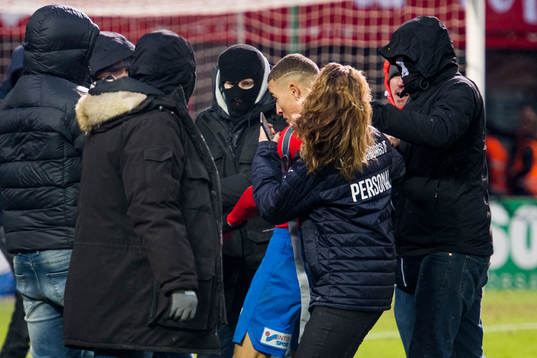 Maskerade supportrar sliter tröjan av Helsingborgs Jordan