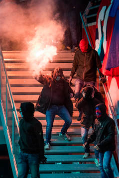 Maskerade supportrar stormar planen
