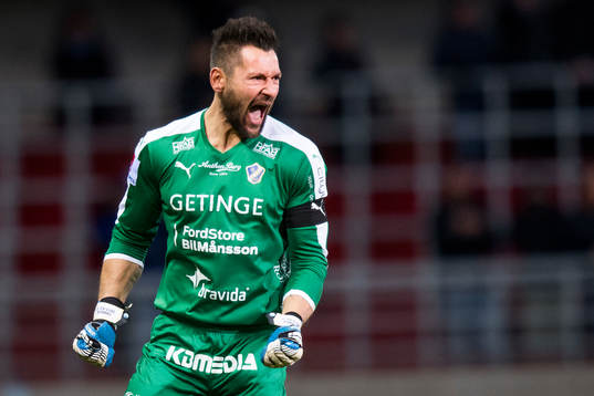 Halmstads målvakt Stojan Lukic jublar