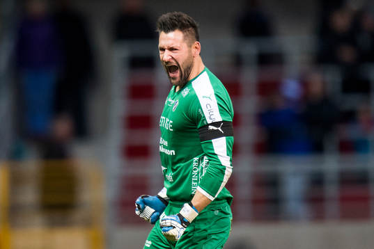 Halmstads målvakt Stojan Lukic jublar