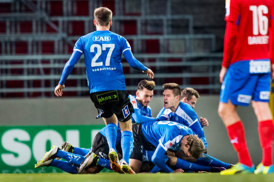 Halmstads spelare kramar om Marcus Mathisen som gjort 1-2