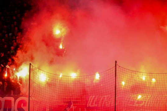 Helsingborgs supportrar med bengaler