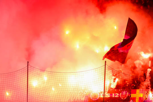 Helsingborgs supportrar med bengaler
