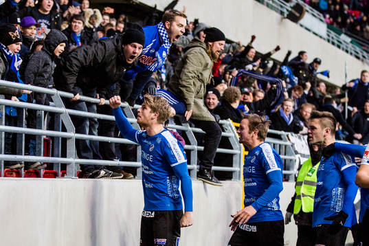 Halmstads spelare jublar med publiken