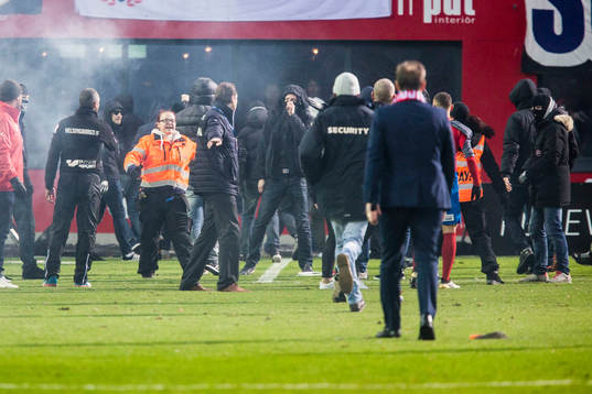 Helsingborgs supportrar stormar planen