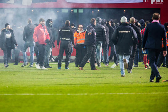 Helsingborgs supportrar stormar planen