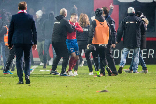 Helsingborgs supportrar stormar planen och konfronterar