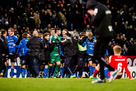 Halmstads spelare jublar samtidigt som Helsingborgs spelare