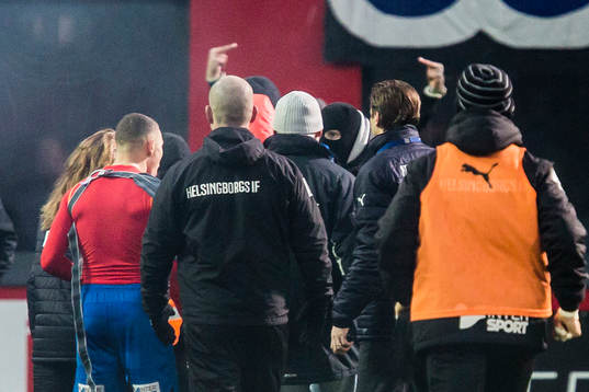Helsingborgs supportrar stormar planen och konfronterar