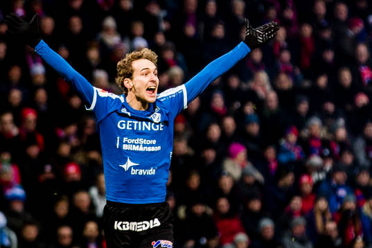 Halmstads Alexander Henningsson protesterar mot domslut